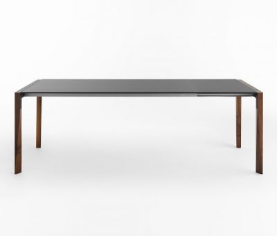 Tango Estensibile Ausziehtisch von Casamania Horm mit dunkler Glasplatte und Holzbeinen.